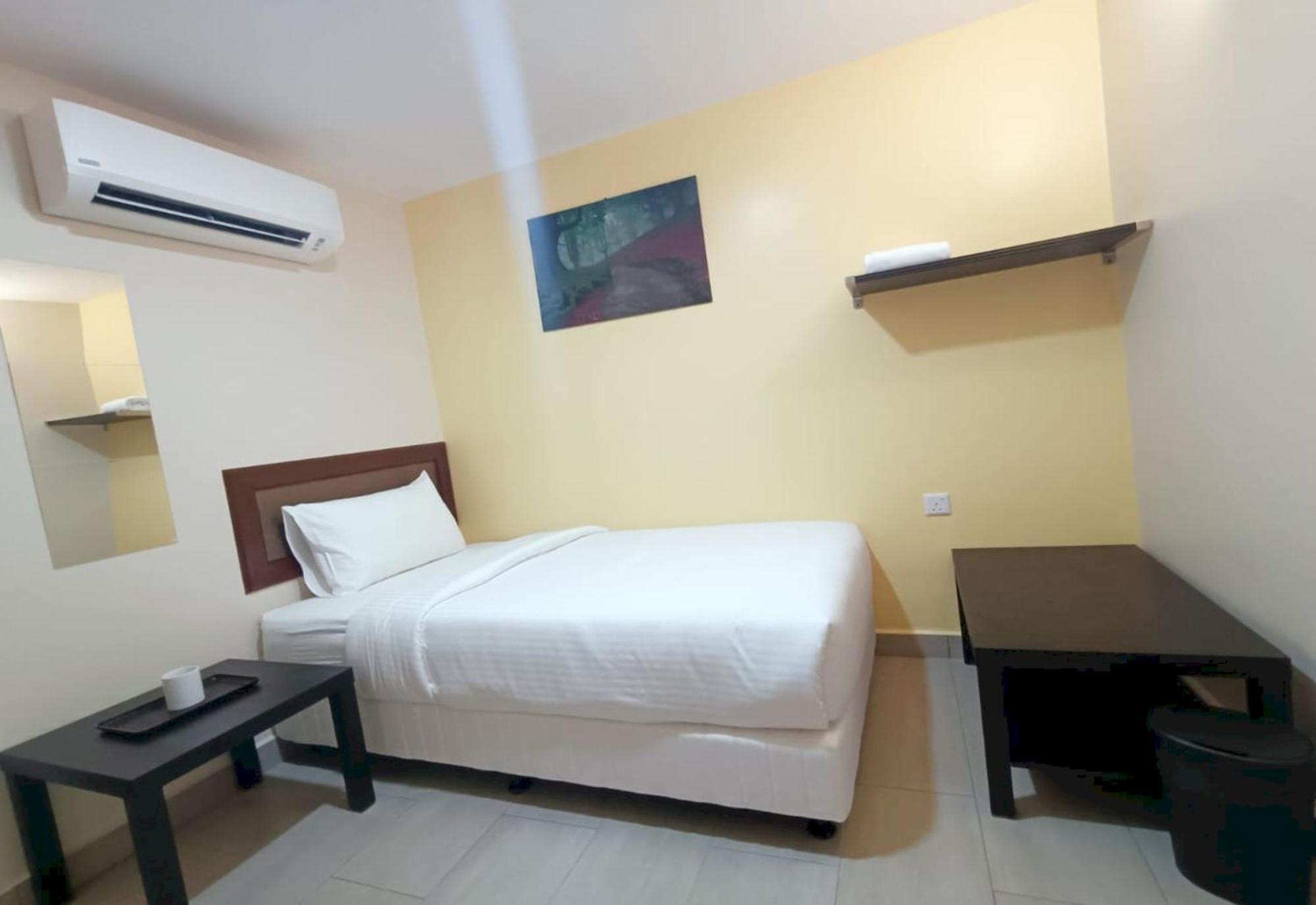 Capital O 90897 Island City Hotel George Town Exterior foto
