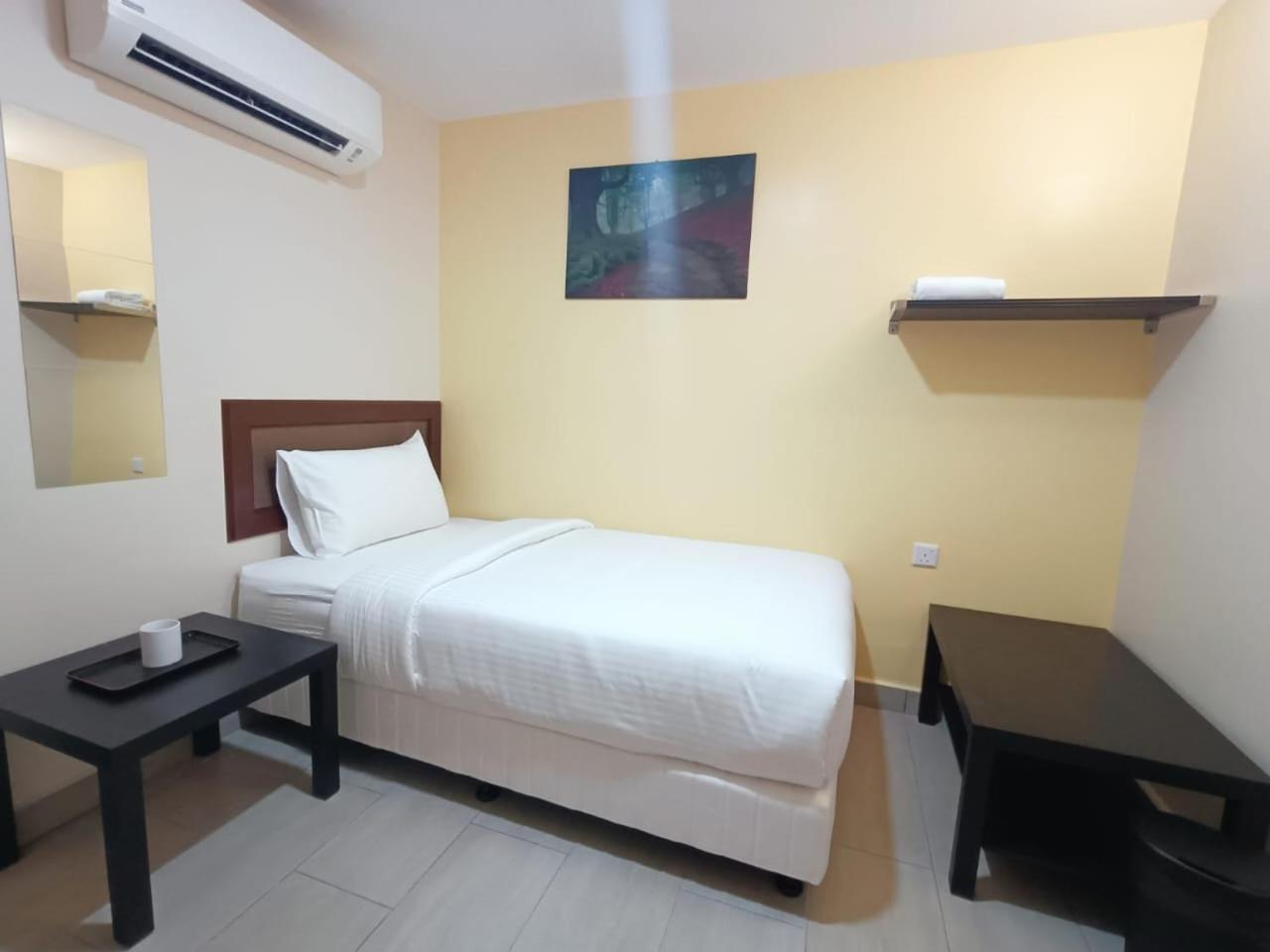 Capital O 90897 Island City Hotel George Town Exterior foto