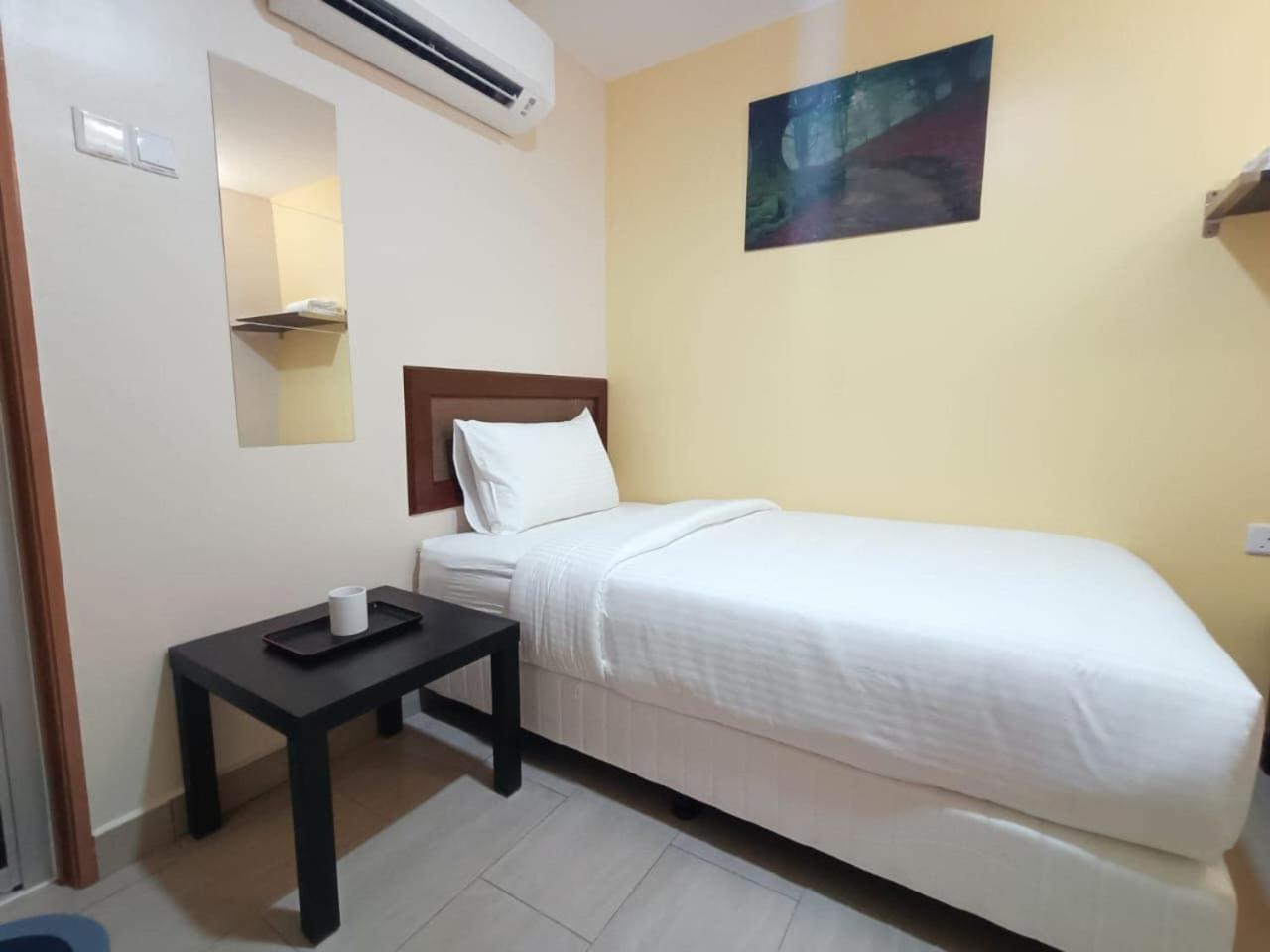 Capital O 90897 Island City Hotel George Town Exterior foto