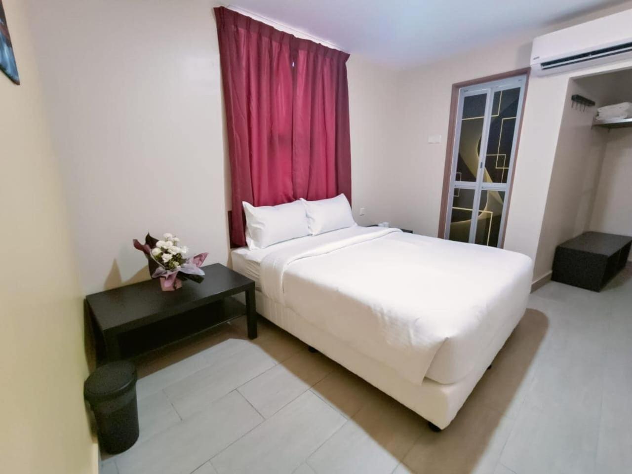 Capital O 90897 Island City Hotel George Town Exterior foto