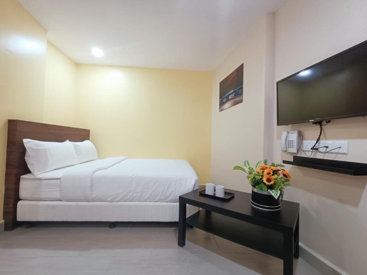 Capital O 90897 Island City Hotel George Town Exterior foto