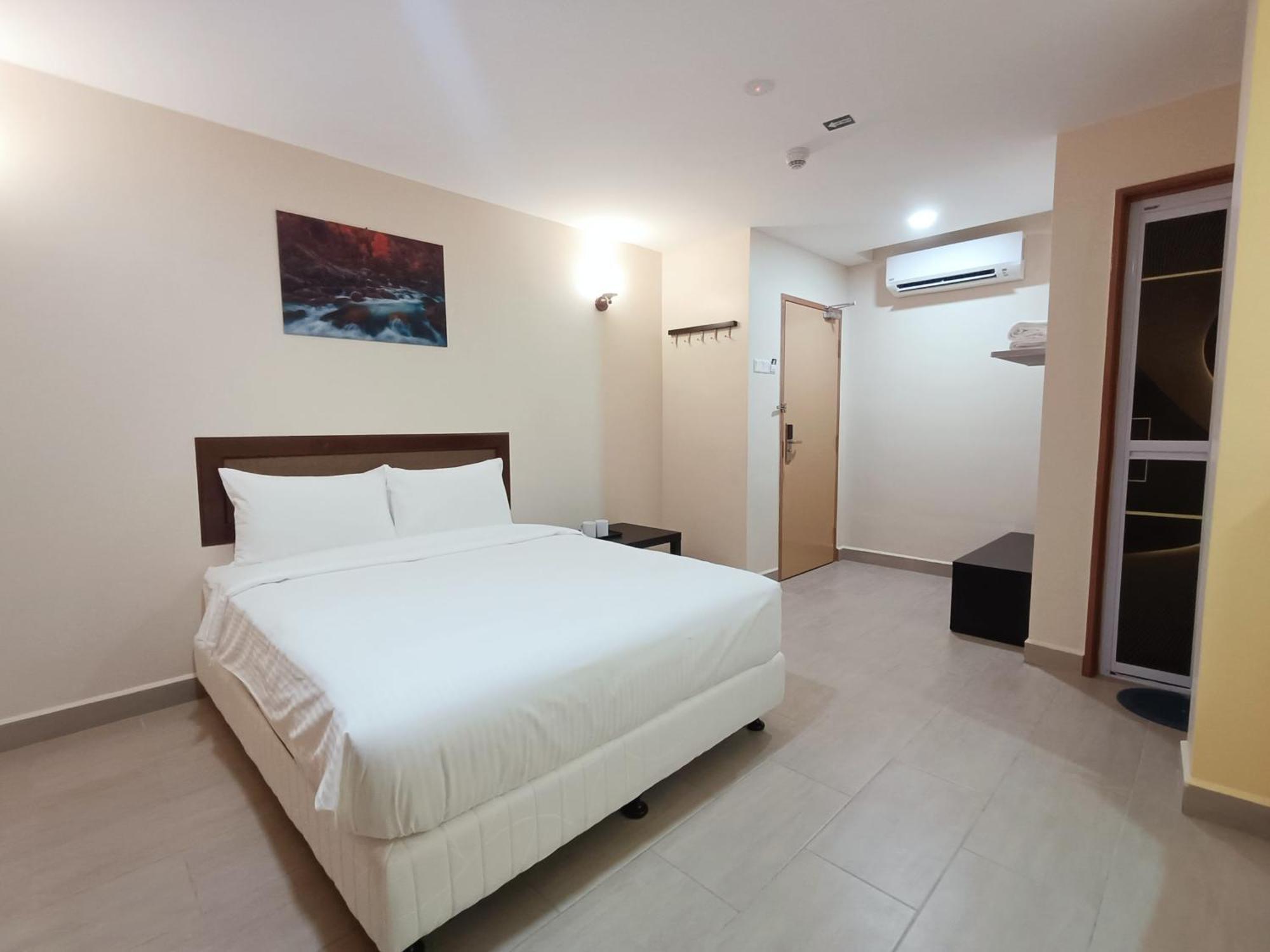 Capital O 90897 Island City Hotel George Town Exterior foto