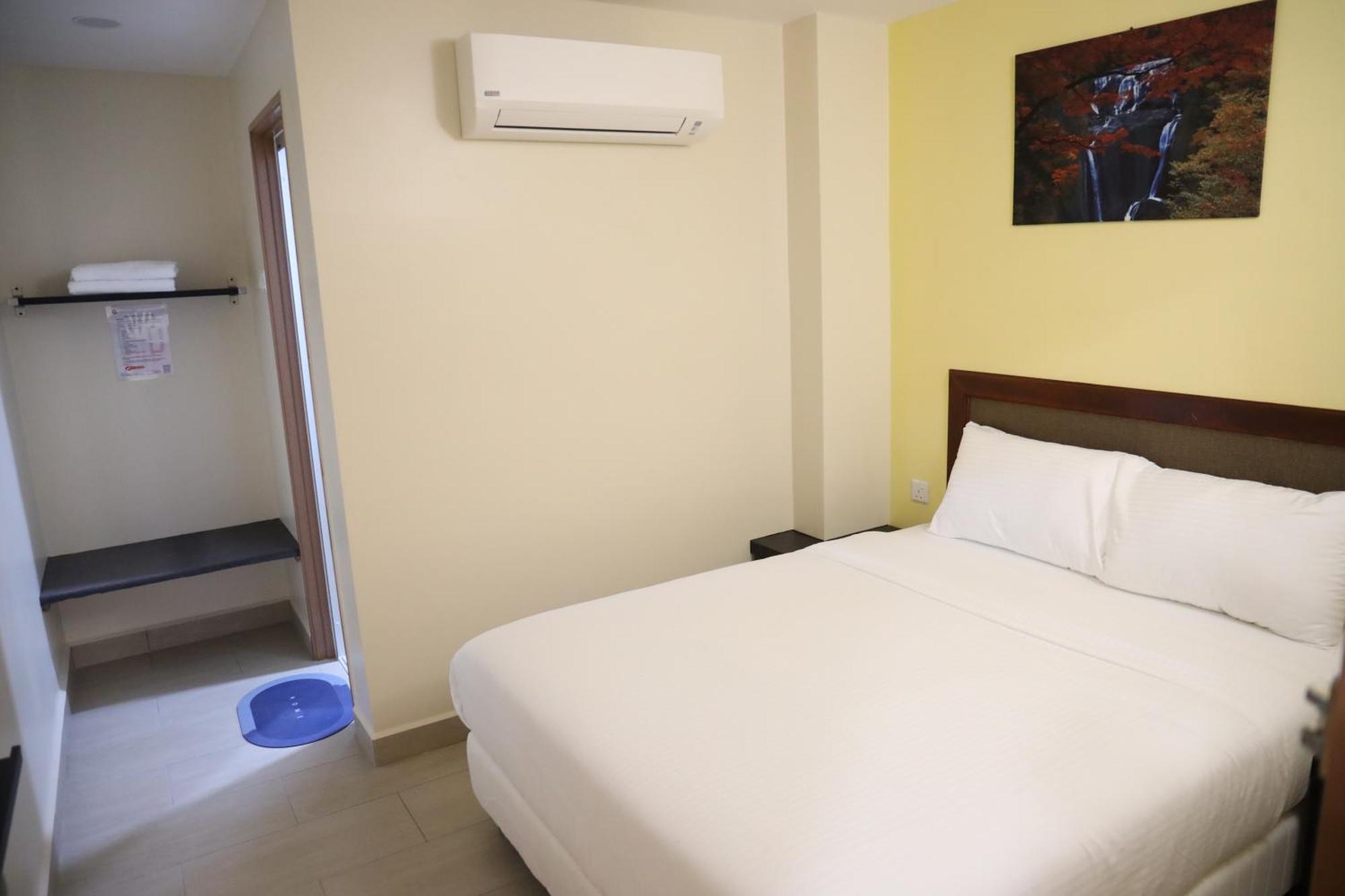 Capital O 90897 Island City Hotel George Town Exterior foto