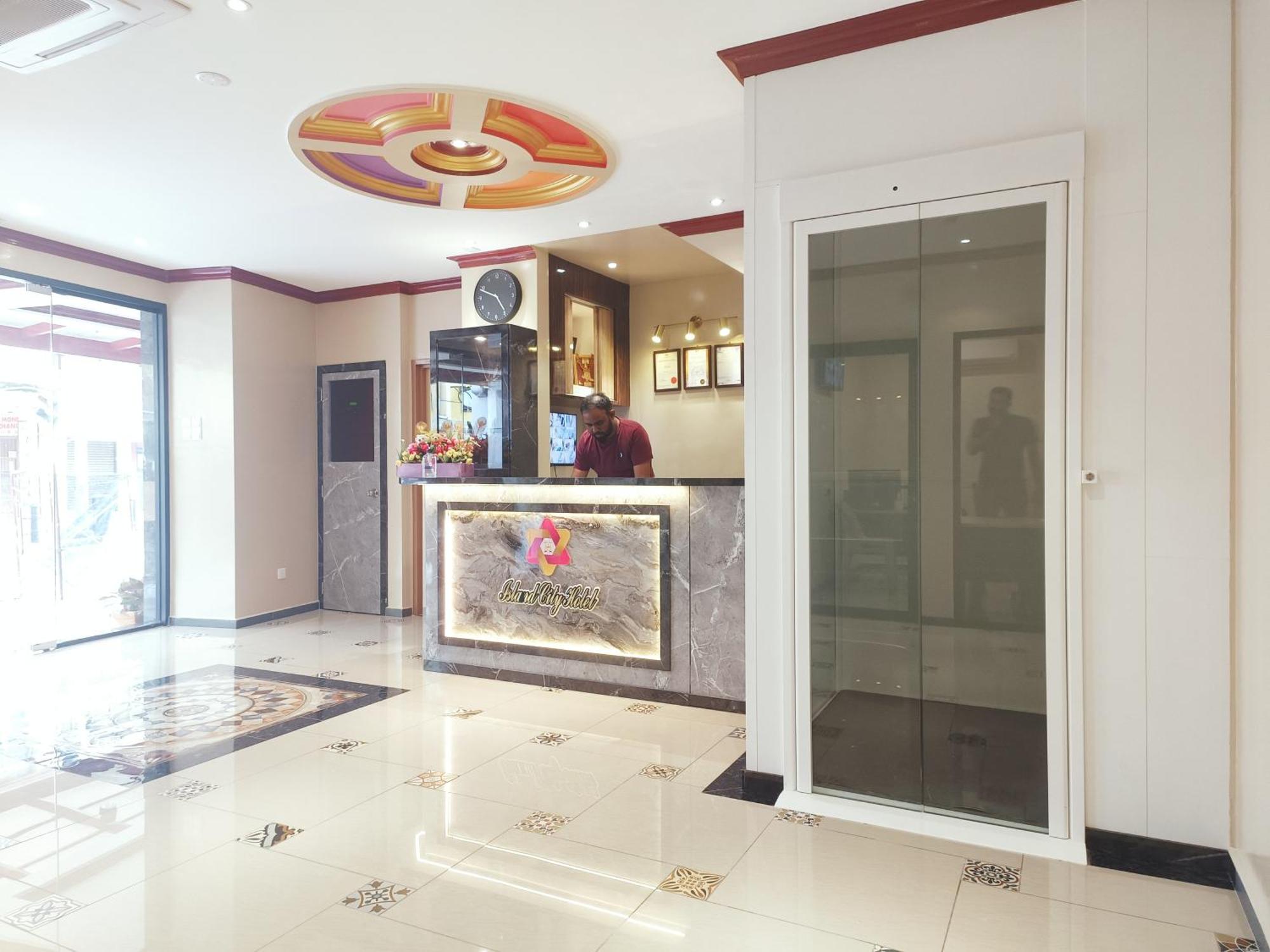 Capital O 90897 Island City Hotel George Town Exterior foto